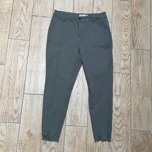Royalty Mid-Rise Ankle Jeans. Size 16.
